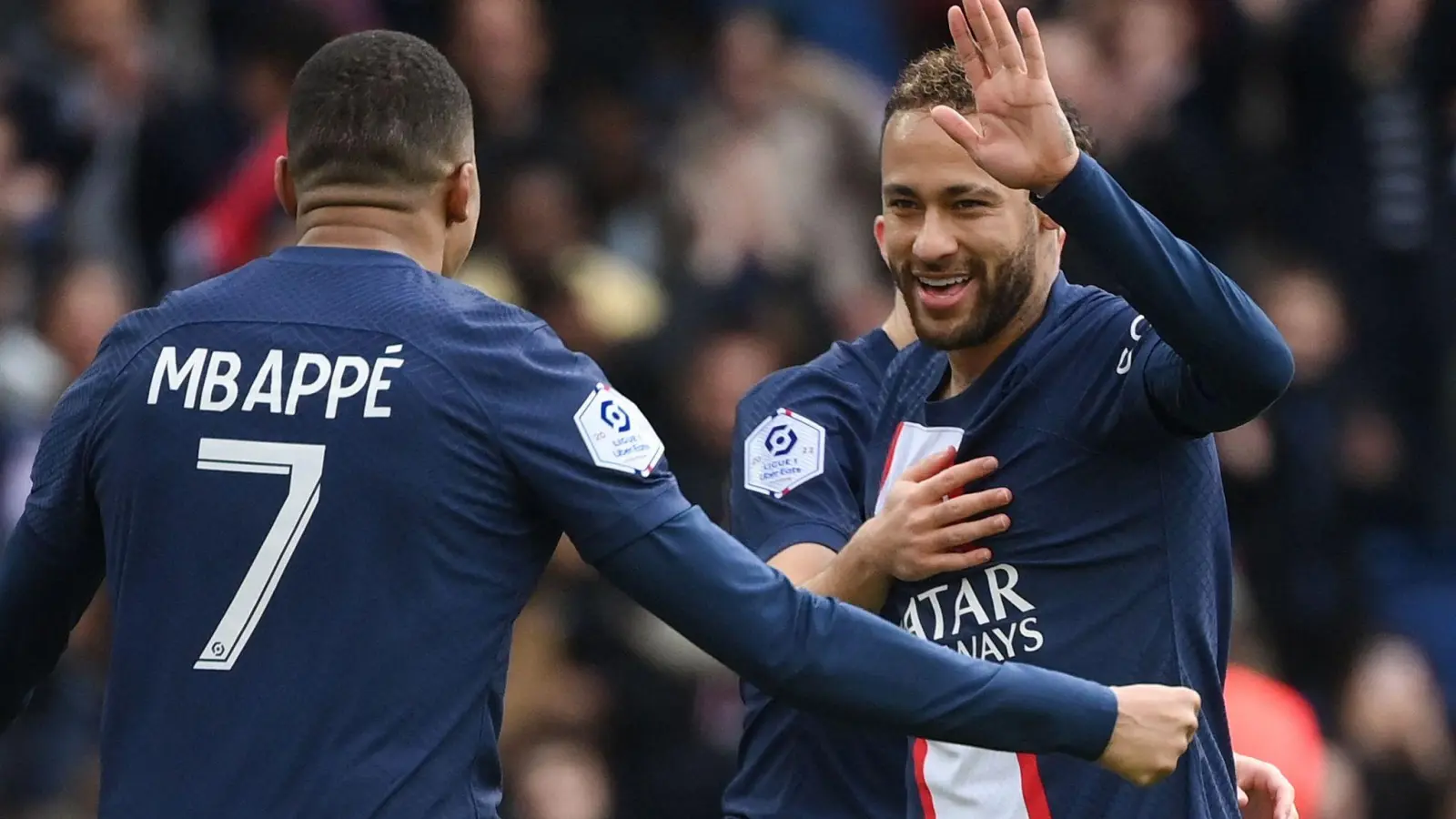 Noch steht Neymar (r) bei Paris Saint-Germain unter Vertrag. (Foto: Franck Fife/AFP/dpa)