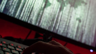 Einer Firmenumfrage zufolge sehen sich die meisten Unternehmen in Deutschland nur unzureichend vor Cyberangriffen geschützt. (Foto: Nicolas Armer/dpa)