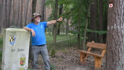 Heinz Meier ist der Vize-Vorsitzende des Fränkischen Albvereins. Er schaut auch, ob die Wegmarkierungen gut angebracht sind. Hier passt es. (Foto: Ute Niephaus )