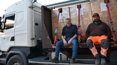 Firmeninhaber Christian Schwarz und Christian Bilke (von links) transportierten drei jeweils zwei Tonnen schwere Trafos in die Ukraine. (Foto: Anita Dlugoß)
