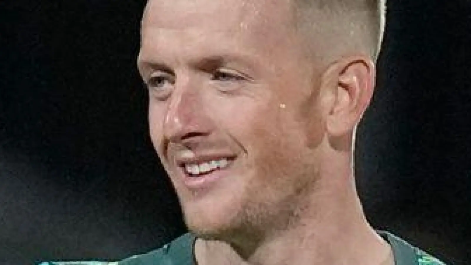 Jordan Pickford (M) muss sich vor Gericht verantworten. (Foto: Darko Bandic/AP/dpa)