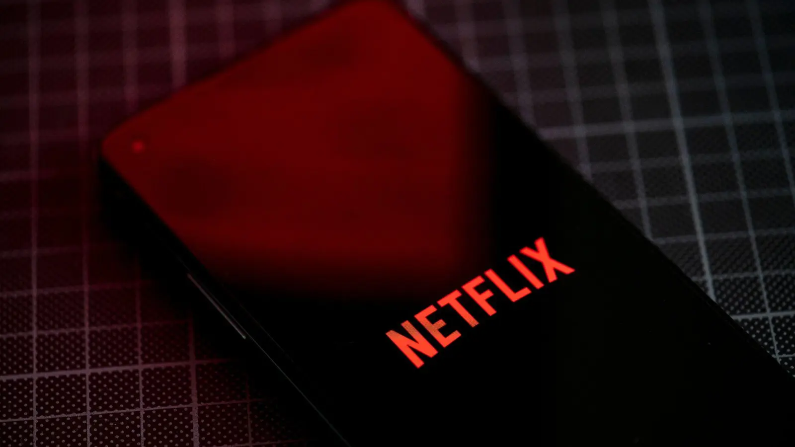 Nutzer der Netflix-App werden Clips im Hochformat zu sehen bekommen. (Archivbild) (Foto: Fabian Sommer/dpa)