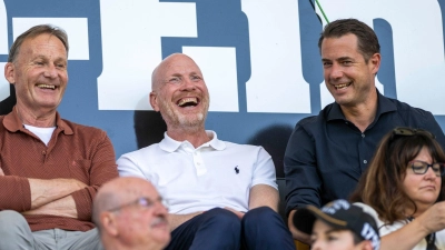 Matthias Sammer (M) will nur noch im Hintergrund arbeiten. (Foto: David Inderlied/dpa)