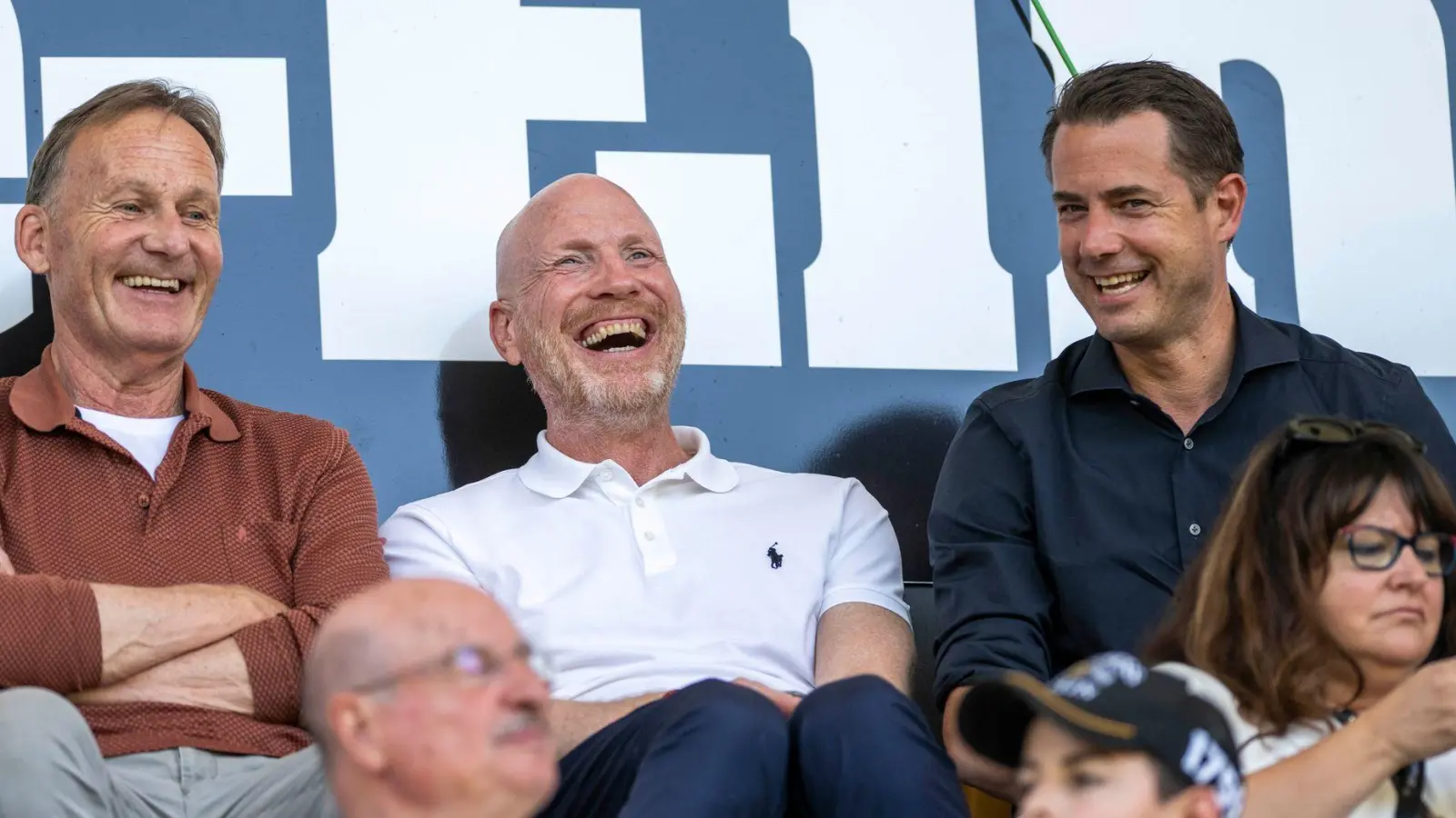 Matthias Sammer (M) will nur noch im Hintergrund arbeiten. (Foto: David Inderlied/dpa)