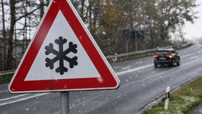 Wegen Glatteis ist es in Sachsen zu dutzenden Unfällen gekommen.  (Foto: Lars Penning/dpa)