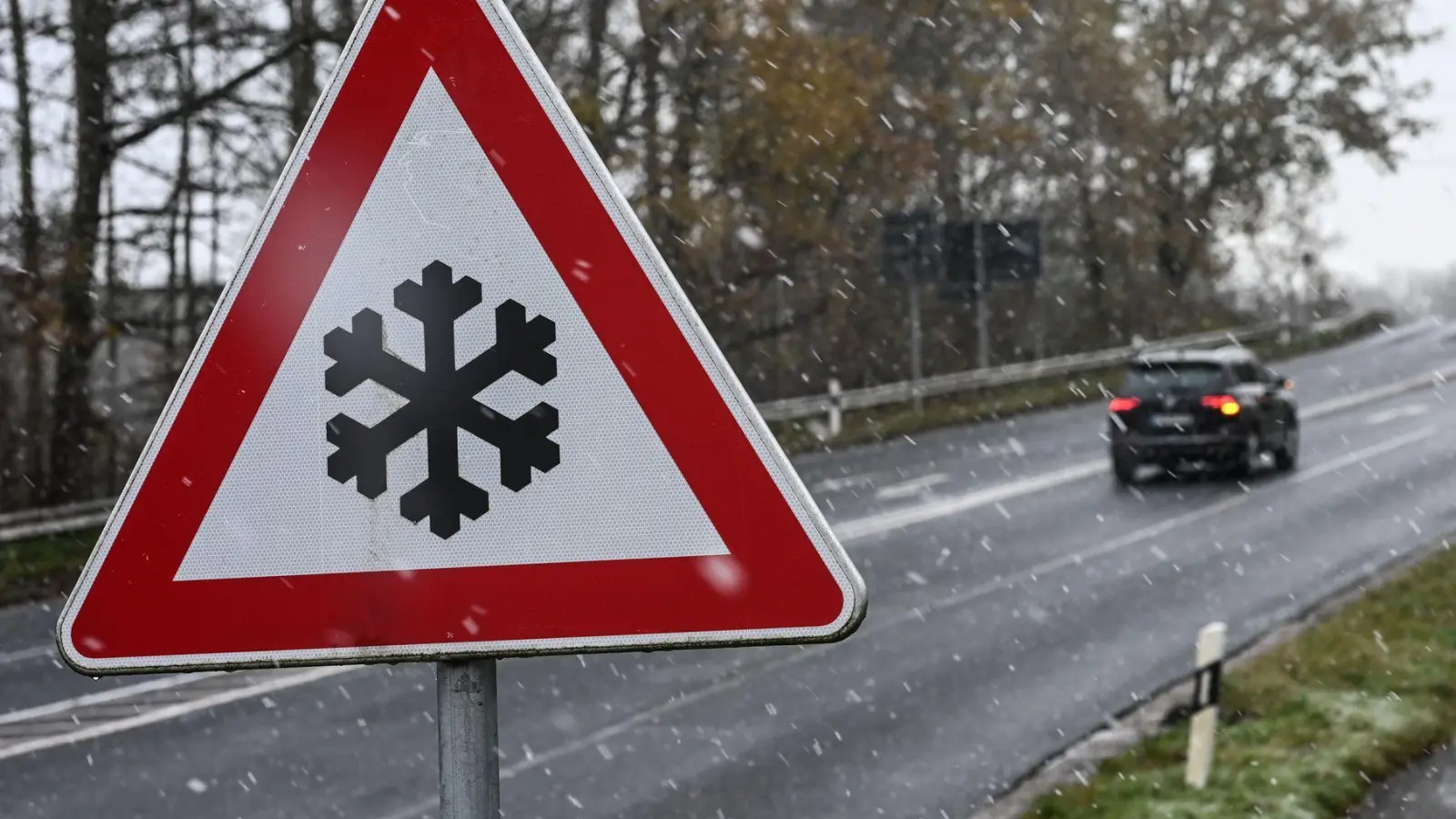 Wegen Glatteis ist es in Sachsen zu dutzenden Unfällen gekommen.  (Foto: Lars Penning/dpa)