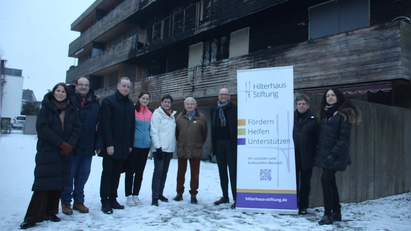 Für die Verantwortlichen der Hilterhaus-Stiftung war es selbstverständlich, die Betroffenen des Brandes in der Herbartstraße finanziell zu unterstützen. Oberbürgermeister Thomas Deffner (Dritter von links) und Rebekka Konrad (Vierte von links) von der Joseph-Stiftung bedankten sich im Namen der Betroffenen. (Foto: Robert Maurer)