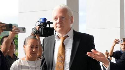 Durch den Justiz-Deal bleibt Assange (M) ein Prozess und potenziell weitere Haft in den USA erspart. (Foto: Eugene Hoshiko/AP/dpa)
