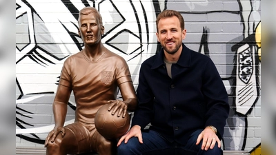 Harry Kane bei der Enthüllung seiner Statue im Londoner Stadtteil Walthamstow (Foto: Zac Goodwin/PA Wire/dpa)