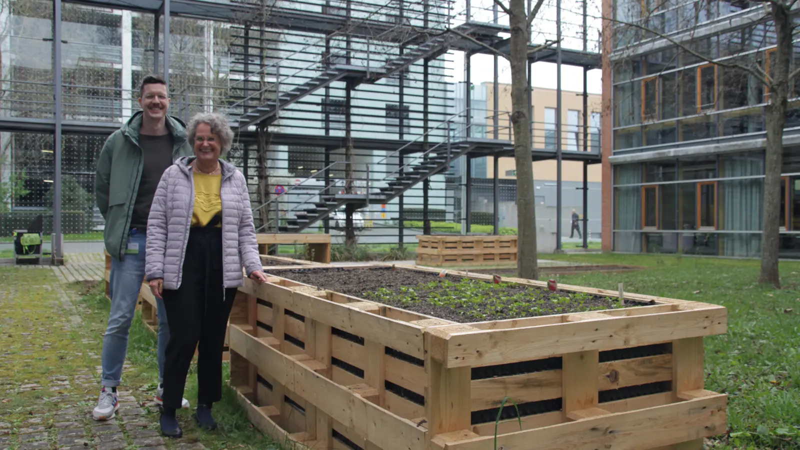 Franz Koß vom Gebäudemanagement der Hochschule und Kanzlerin Dr. Esther Schnetz hoffen, dass das neue Grünkonzept auf dem Campus gut angenommen wird. Hier stehen sie in einem der Innenhöfe an einem der neu geschaffenen Hochbeete. (Foto: Robert Maurer)