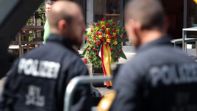 Die Polizei war wegen mehrerer angezeigter Mahnwachen mit zahlreichen Kräften vor Ort.  (Foto: Karl-Josef Hildenbrand/dpa)
