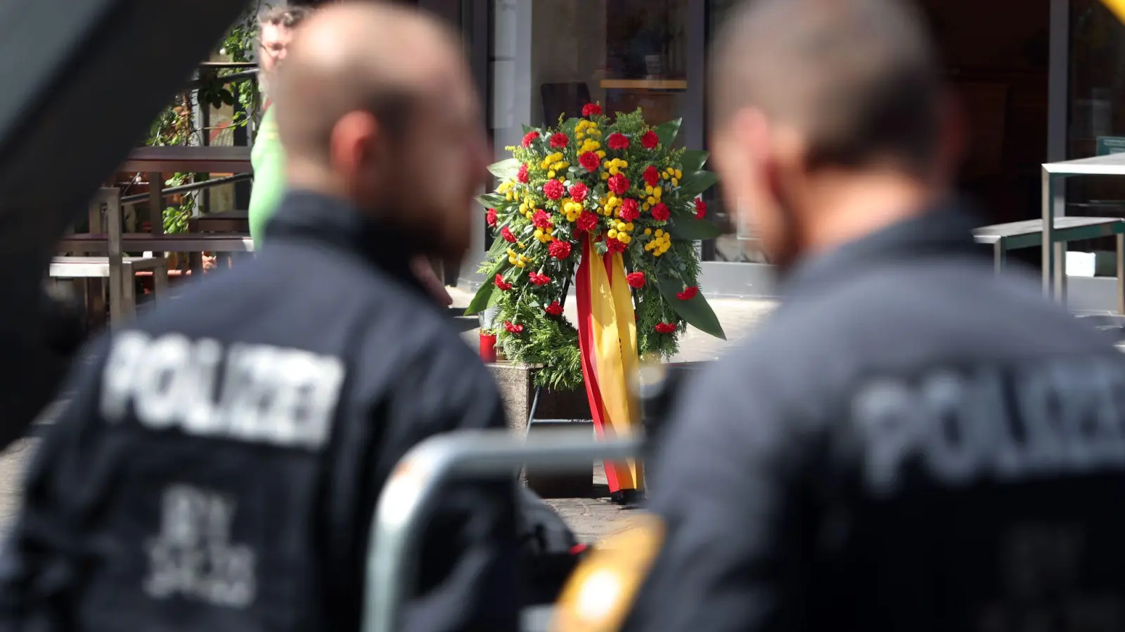 Die Polizei war wegen mehrerer angezeigter Mahnwachen mit zahlreichen Kräften vor Ort.  (Foto: Karl-Josef Hildenbrand/dpa)