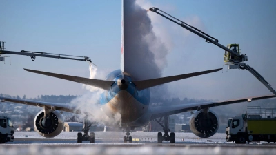 Kommt es zu größeren Verspätungen, weil ein Flugzeug vor dem Start einteist werden muss, können Flugreisende nun auf Entschädigungen hoffen. (Foto: Marijan Murat/dpa/dpa-tmn)