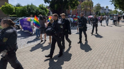 Der CSD zieht durch Bautzen. (Foto: Daniel Wagner/dpa-Zentralbild/dpa)