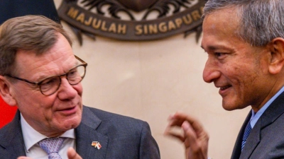 Außenminister Johann Wadephul (CDU) äußert sich auf der ersten Station seiner Reise nach Südostasien und in die Pazifikregion bei einem Treffen mit seinem Amtskollegen aus Singapur, Vivian Balakrishnan.  (Foto: Jens Büttner/dpa)
