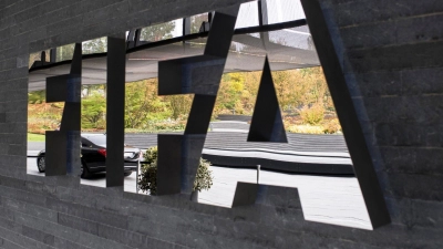 Das Logo der FIFA am Hauptsitz des Weltfußballverbandes in Zürich. (Foto: Ennio Leanza/KEYSTONE/dpa)