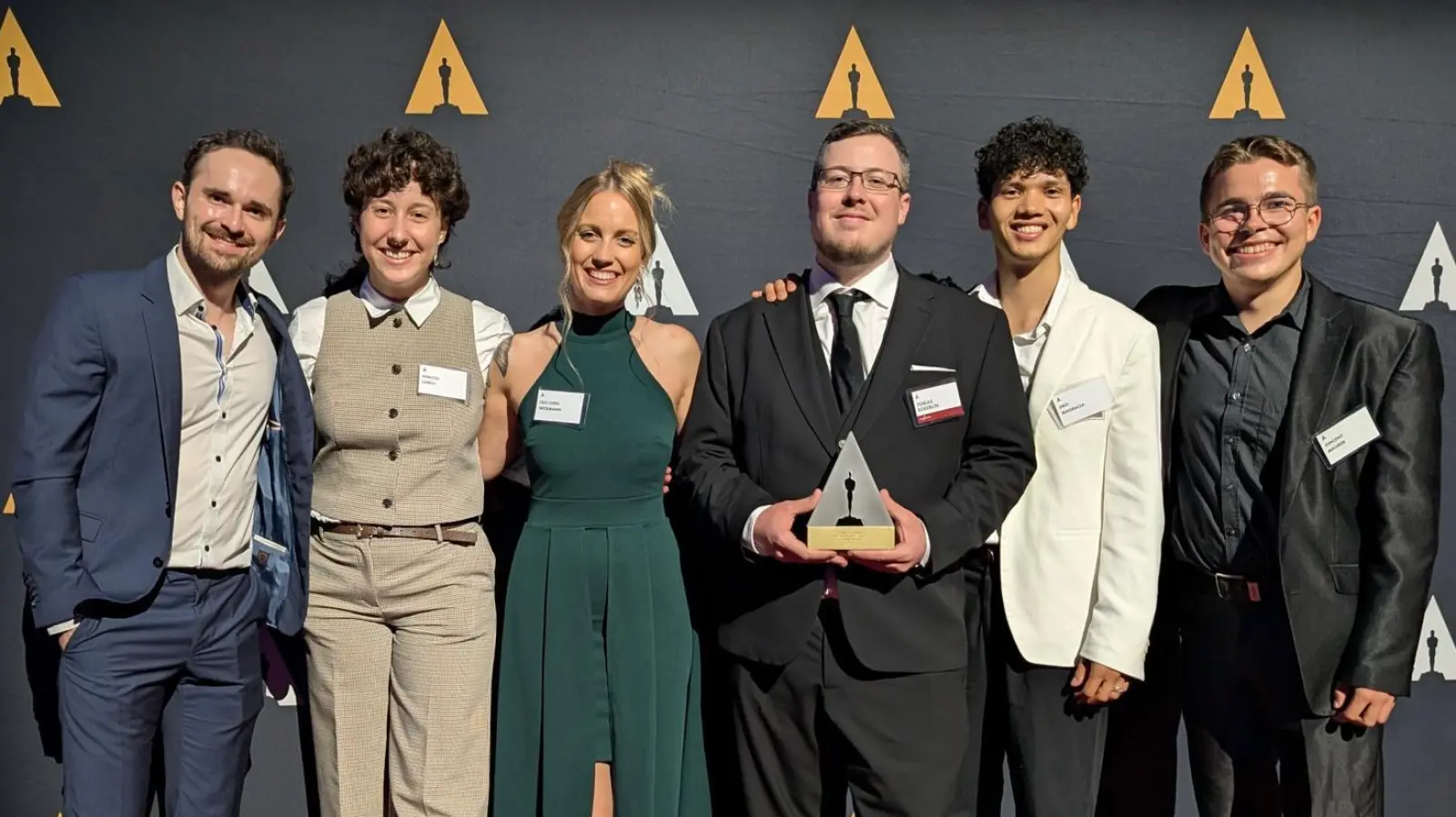 Vincent Maurer (ganz rechts) und sein Team, bestehend aus Elias Weber, Rebecca Liebelt, Lilli-Luisa Heckmann, Tobias Eckerlin und Jiro Magracia (von links), bei der Preisverleihung des Studierenden-Oscars in New York. (Foto: privat)