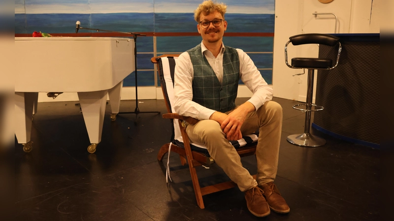 Felix Mohr hat seine Erfahrungen als Showmanager auf einem Kreuzfahrtschiff in die Revue „Udo - Im Bademantel um die Welt“ einfließen lassen. (Foto: Martina Haas [MARTINA HAAS] (m.haas@flz.de))