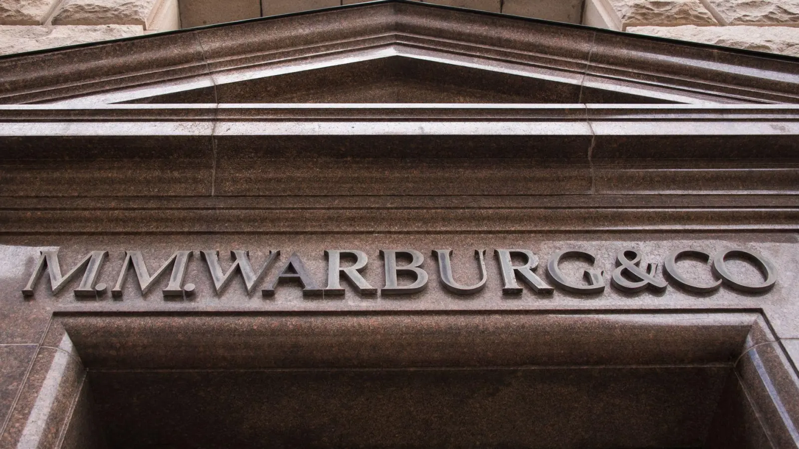 Die Warburg Bank fordert die Erstattung von nach ihrer Ansicht nach rechtswidrig erhobenen Forderungen der Finanzverwaltung - und scheitert damit vor Gericht (Symbolbild). (Foto: Daniel Bockwoldt/dpa)