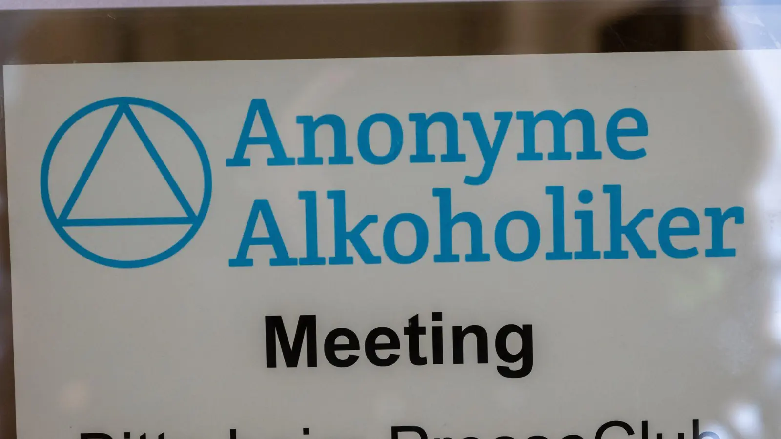 Die Anonymen Alkoholiker wollen auch an den Feiertagen eine Anlaufstelle für Hilfesuchende sein. (Illustration) (Foto: Peter Kneffel/dpa)