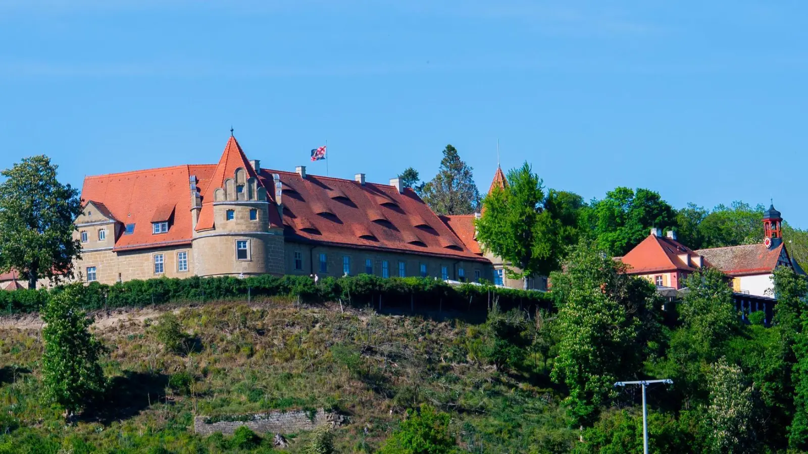 Bei Bilderbuchwetter präsentierte sich Schloss Frankenberg bei der 800-Jahr-Feier vor eineinhalb Wochen. Im Gemeinderat ging es jetzt um zwei Bauangelegenheiten. (Foto: René Chlopotowski)