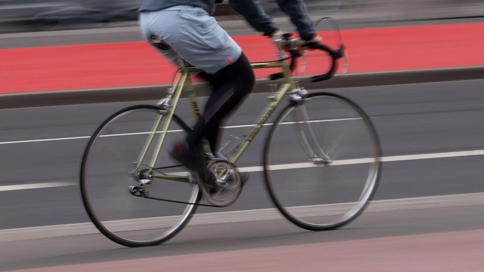 Ein unbekannter Rennrad-Fahrer hat bei Gollhofen ein Kind im Vorbeifahren gestreift. (Symbolbild: Monika Skolimowska/dpa-Zentralbild/dpa)