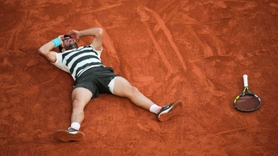 Carlos Alcaraz jubelt. (Foto: Christophe Ena/AP/dpa)