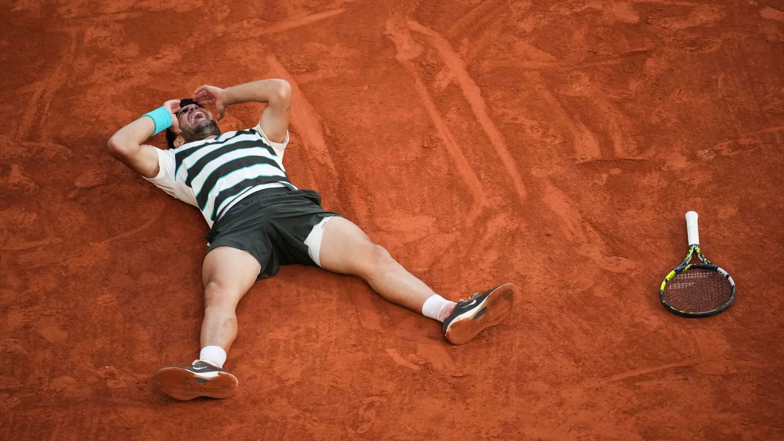 Carlos Alcaraz jubelt. (Foto: Christophe Ena/AP/dpa)