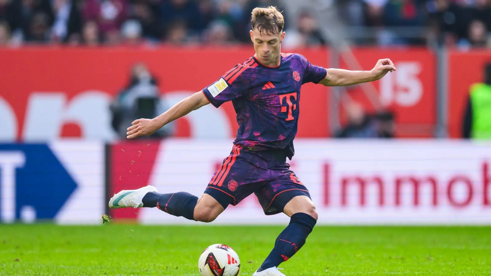 Joshua Kimmich ist nach einem privaten Trauerfall wieder bei der Mannschaft. (Foto: Tom Weller/dpa)
