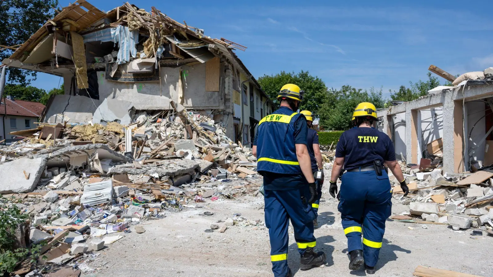 Nach der Explosion eines Wohnhauses mit einem Toten in Memmingen ermittelt die Kripo weiter vor Ort. Dabei werden die Beamten vom Technischen Hilfswerk unterstützt. (Archivbild) (Foto: Stefan Puchner/dpa)