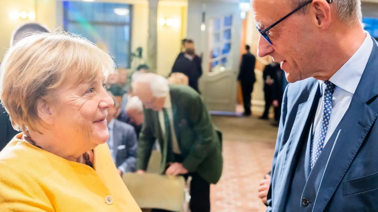 Angela Merkel und Friedrich Merz begrüßen sich bei der Eröffnungsveranstaltung der Bundeskanzler-Helmut-Kohl-Stiftung  im September 2022. (Foto: Christoph Soeder/dpa)