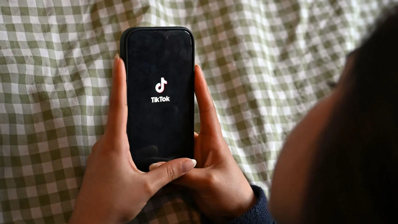Gegen die Online-Plattform TikTok des chinesischen Anbieters ByteDance laufen mehrere EU-Verfahren. (Symbolbild)  (Foto: Elisa Schu/dpa)