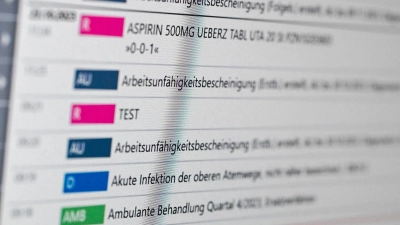 Die elektronische Patientenakte soll den früher üblichen Papierwust bei der Behandlung von Patienten überflüssig machen. (Symbolbild) (Foto: Jens Kalaene/dpa/dpa-tmn)