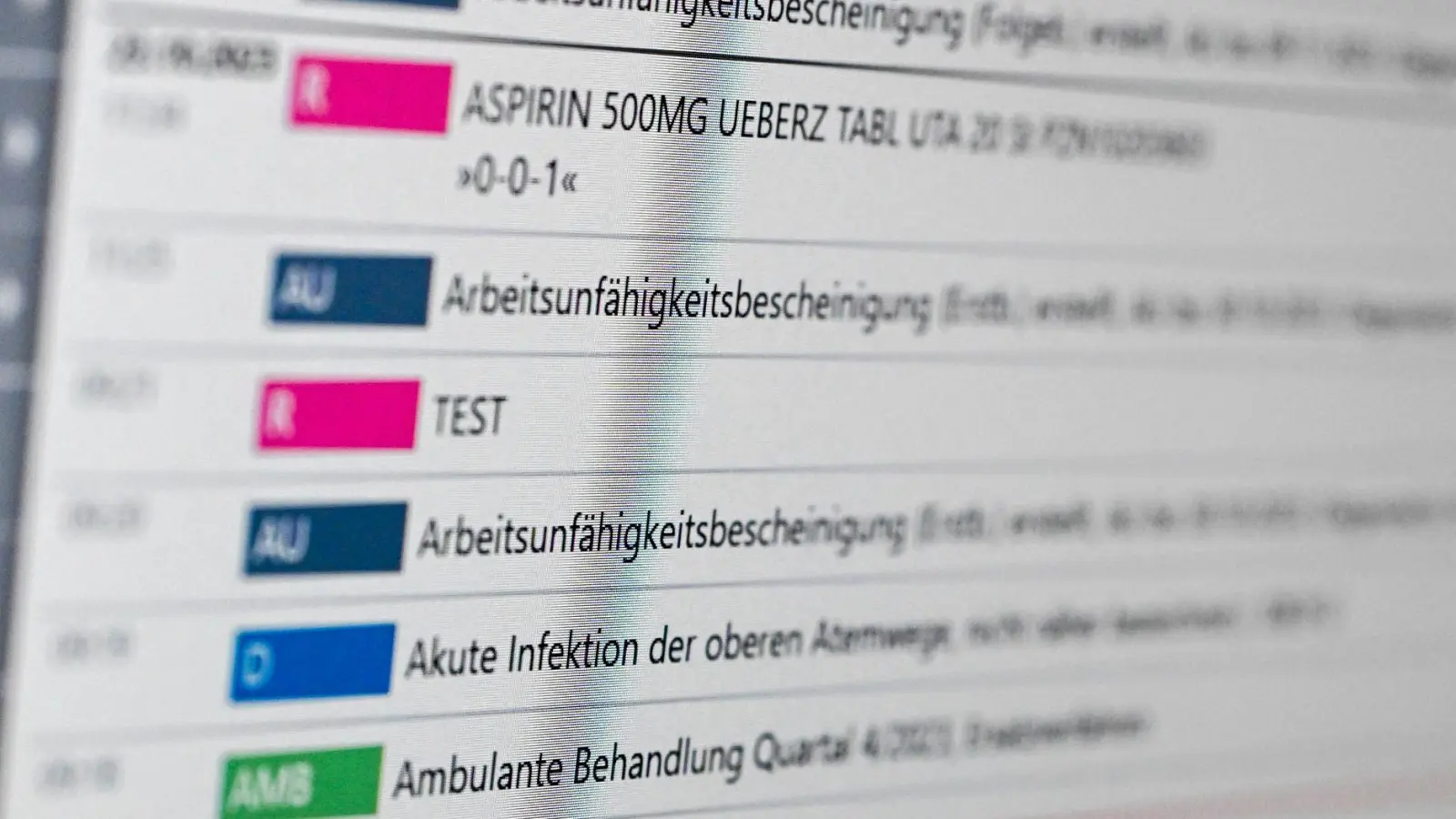 Die elektronische Patientenakte soll den früher üblichen Papierwust bei der Behandlung von Patienten überflüssig machen. (Symbolbild) (Foto: Jens Kalaene/dpa/dpa-tmn)