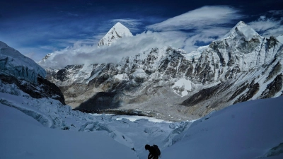 Ein Bergsteiger klettert zum Everest-Basislager ab. (Foto Archiv) (Foto: Pasang Rinzee Sherpa/AP/dpa)