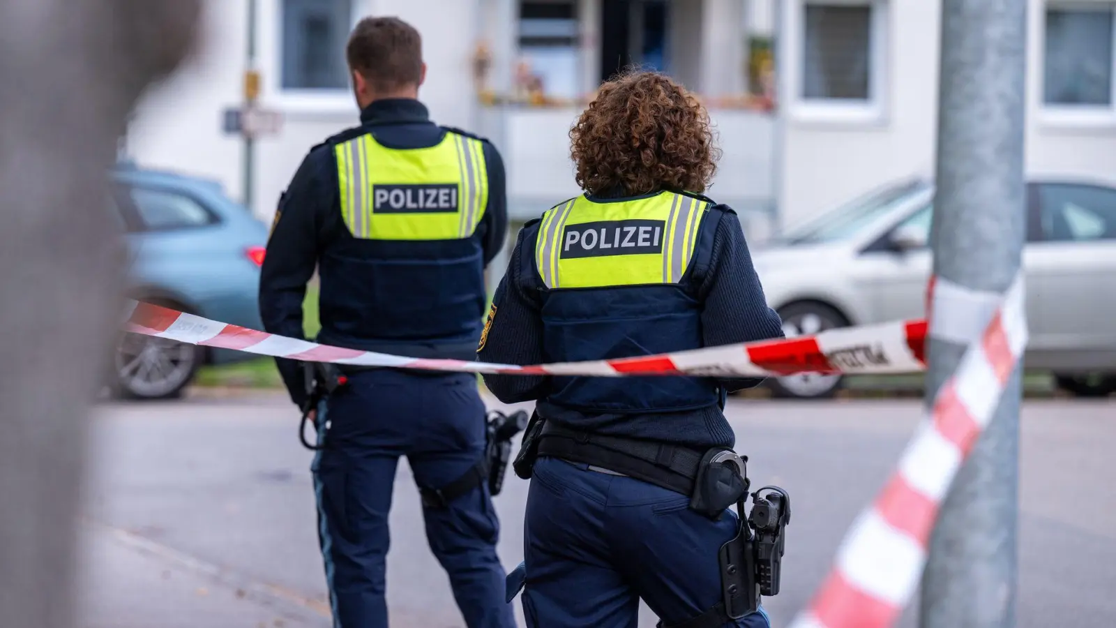 Ein Mann soll die Polizei attackiert haben.  (Foto: Armin Weigel/dpa)