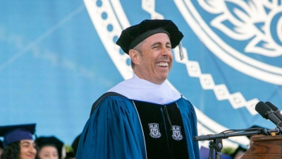 Der Comedian und Festredner Jerry Seinfeld bei der Abschlussfeier der Duke Universität. (Foto: Bill Snead/Duke University/AP)