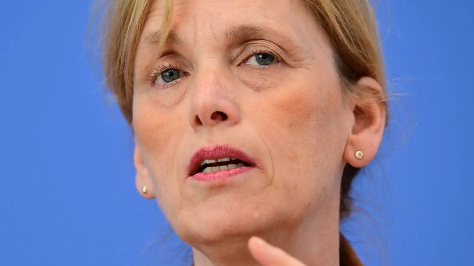 Die Bildungsministerin hält spürbare Verbesserungen bei der Bildung für möglich. (Foto: Sebastian Gollnow/dpa)