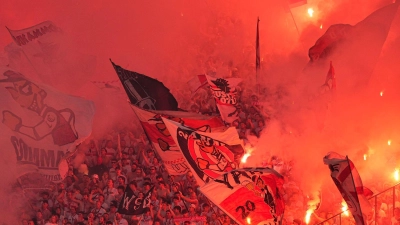 Fans zünden beim Pokalfinale Pyrotechnik.  (Foto: Michael Kappeler/dpa)