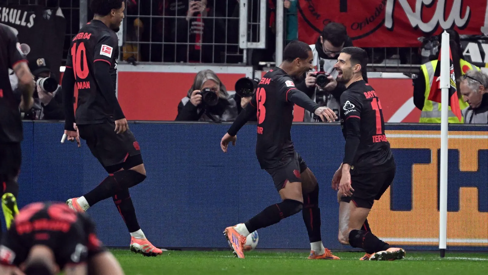 Martin Terrier und Arthur bejubeln das Traumtor zum 1:0.  (Foto: Federico Gambarini/dpa)