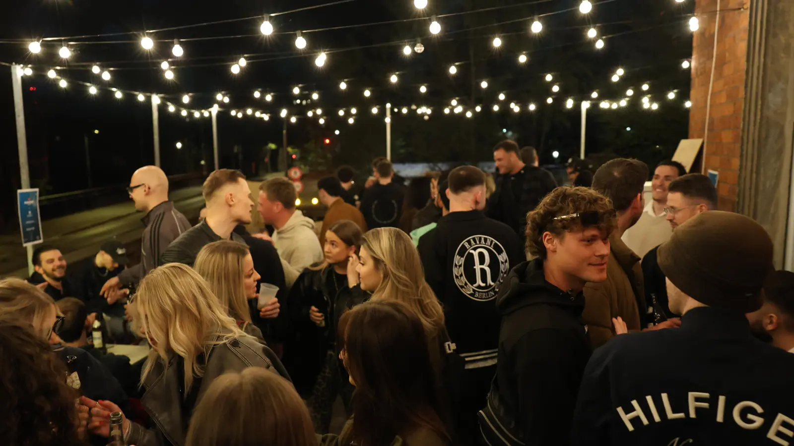 Ausgelassene Stimmung herrschte bis weit nach Mitternacht auch im Außenbereich der Bar. (Foto: Zeynel Dönmez)