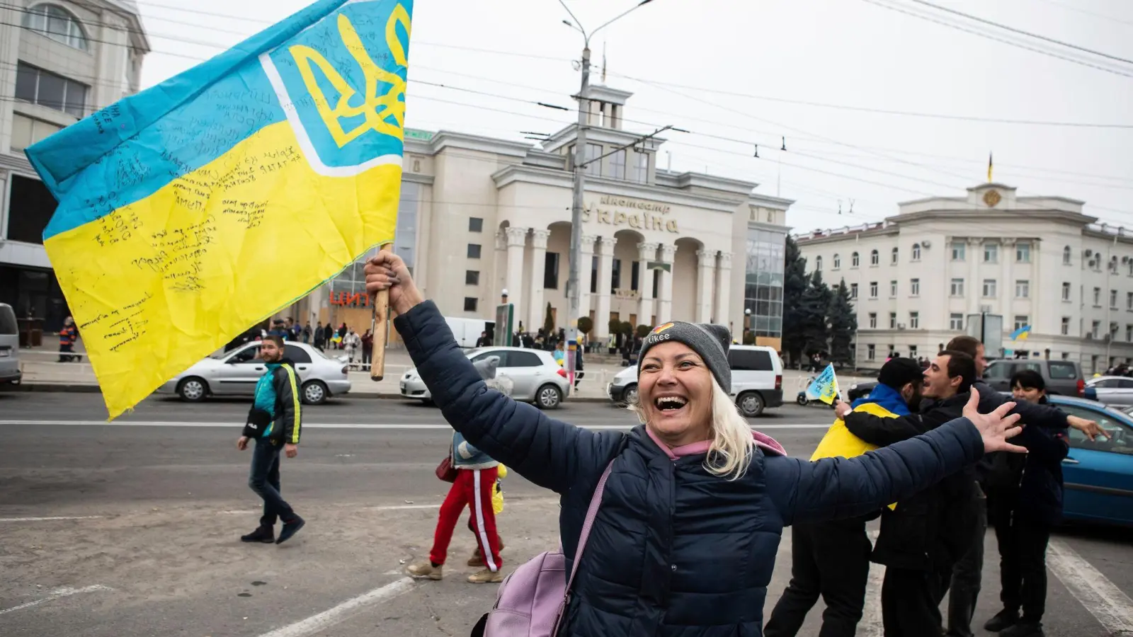 Ukrainer versammeln sich in der Innenstadt, um die Rückeroberung ihrer Stadt Cherson zu feiern. (Foto: Yevhenii Zavhorodnii/AP/dpa)