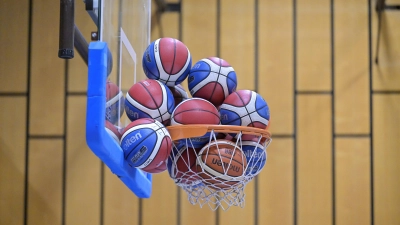 Um wie viel einfacher, aber auch sehr viel langweiliger wäre doch manches Ballspiel, wenn jeder seinen eigenen Ball bekommen würde. In Neustadt jedenfalls sind mehr als genug Basketbälle vorhanden. (Foto: Martin Rügner)