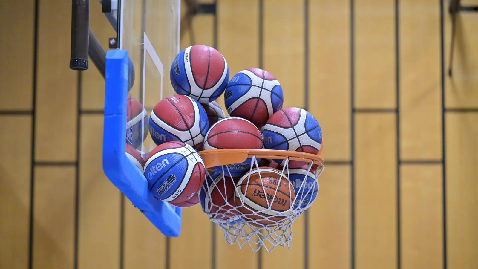 Um wie viel einfacher, aber auch sehr viel langweiliger wäre doch manches Ballspiel, wenn jeder seinen eigenen Ball bekommen würde. In Neustadt jedenfalls sind mehr als genug Basketbälle vorhanden. (Foto: Martin Rügner)