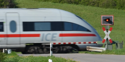 ICEs sollen auf der Strecke Ansbach–Würzburg, hier bei Oberdachstetten, weiterhin fahren. Die Frage bleibt, wie häufig. (Foto: Johannes Hirschlach)