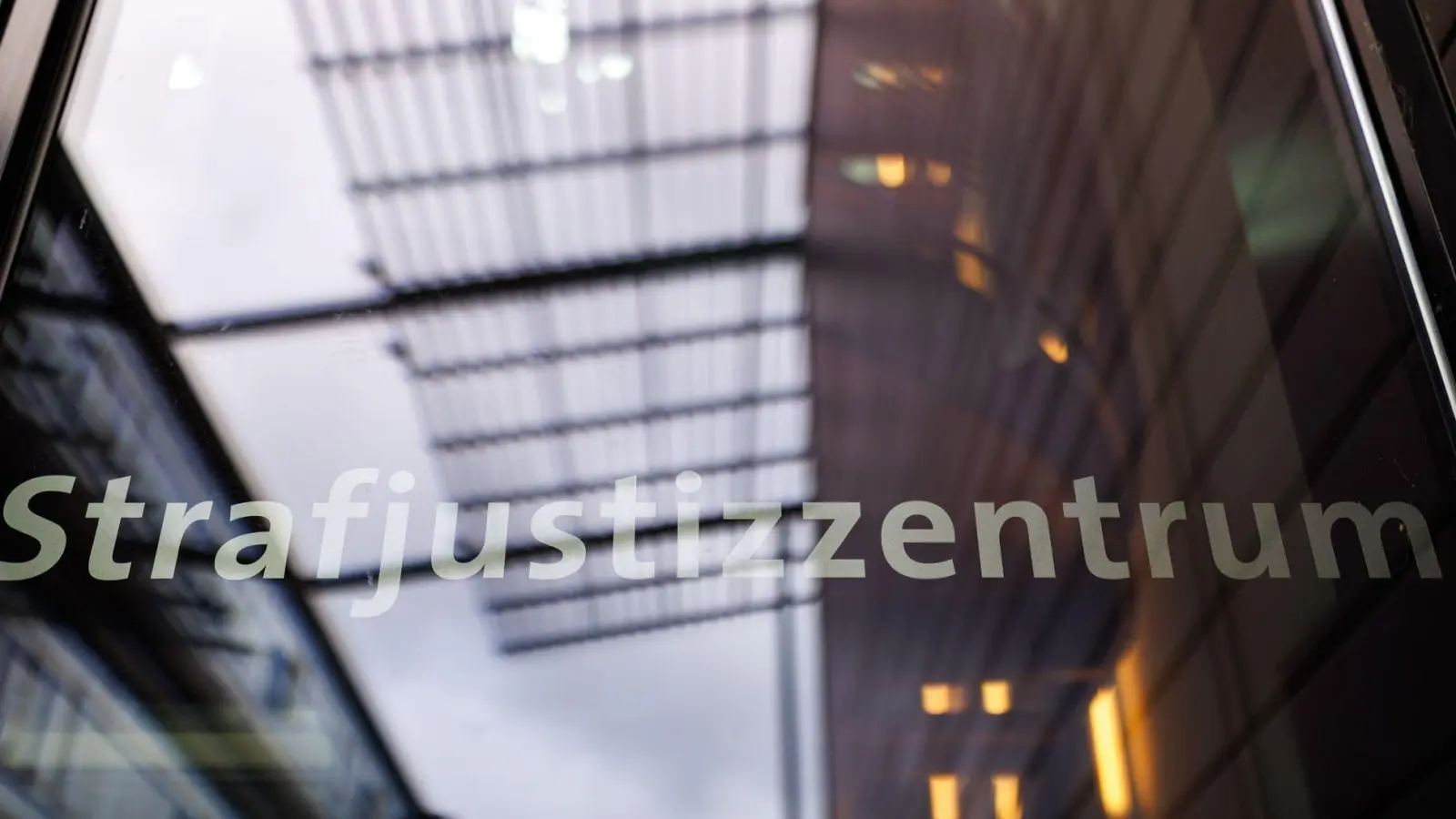 Der Angeklagte sitzt in Haft. (Archivbild) (Foto: Daniel Karmann/dpa)