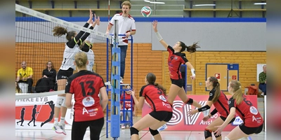 Ansbachs Norina Weiß versucht, den Augsburger Block zu überspielen, das Feld wird von Nina Hoefer, Hanna Benecke, Magdalena Hofmann und Amelie Sommer (von links) abgedeckt. (Foto: Martin Rügner)