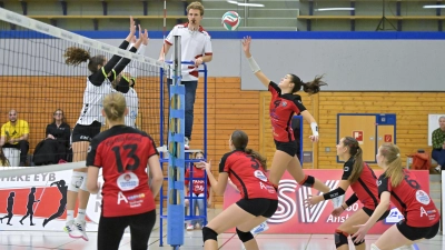 Ansbachs Norina Weiß versucht, den Augsburger Block zu überspielen, das Feld wird von Nina Hoefer, Hanna Benecke, Magdalena Hofmann und Amelie Sommer (von links) abgedeckt. (Foto: Martin Rügner)