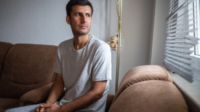Der ehemalige Bundeswehr-Übersetzer Khosrow Mohammadi in seiner Wohnung in einer sächsischem Kleinstadt. (Foto: Arne Immanuel Bänsch/dpa)