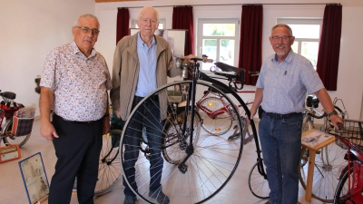 Beim Aktionstag rund um die Fahrradgeschichte im Kolbhaus: Altbürgermeister von Gutenstetten Helmut Reiß, Baudenbachs Altbürgermeister Reinhold Kestle und Wolfram Schmidt (von links). (Foto: Rebecca Blank)